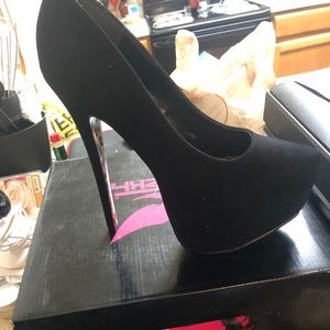 Black velvet pumps / leopard bottoms